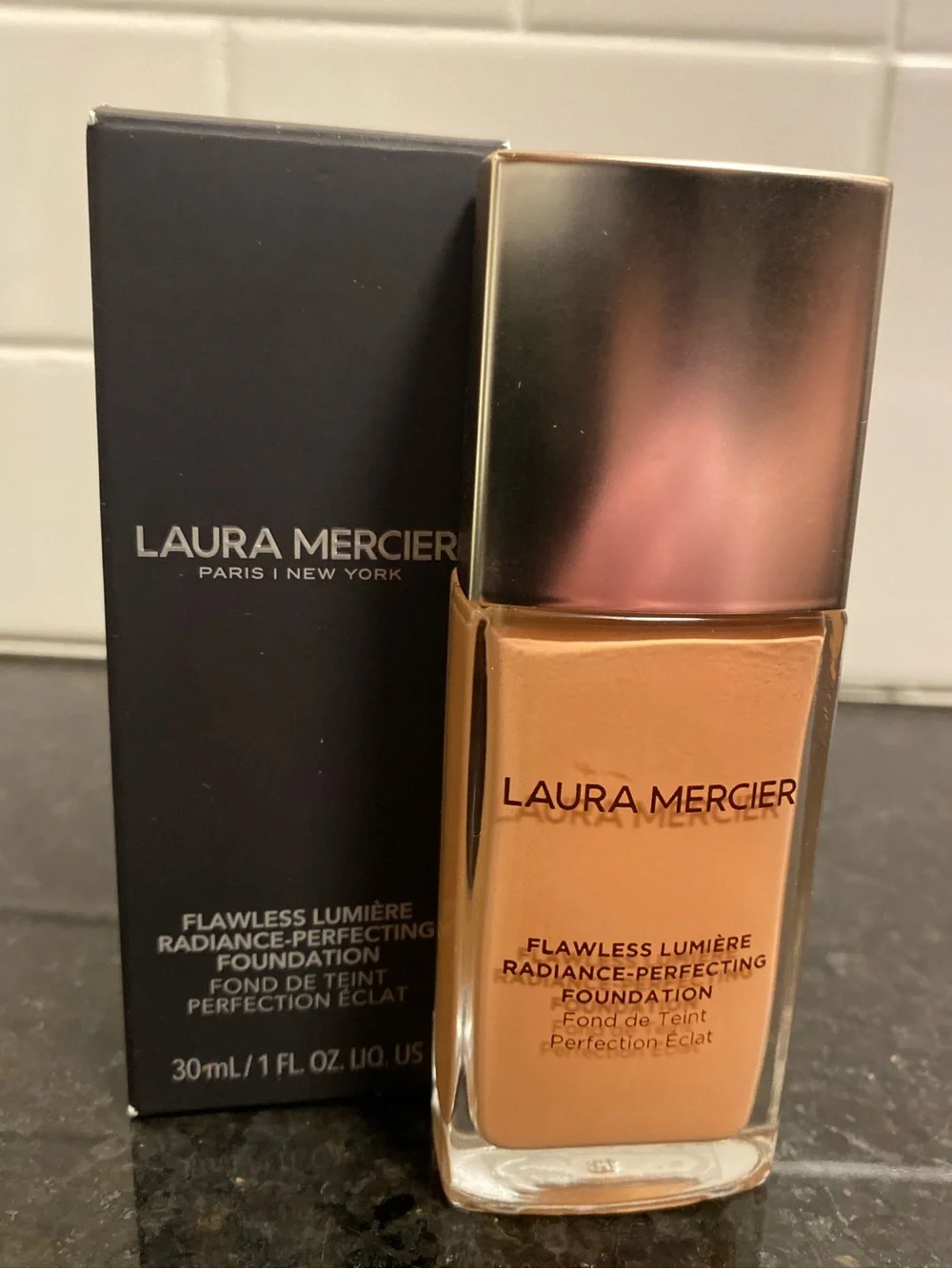 Laura Mercier - Flawless Lumière Radiance-Perfecting Foundation (3N2-Honey) - Picture 10 of 16